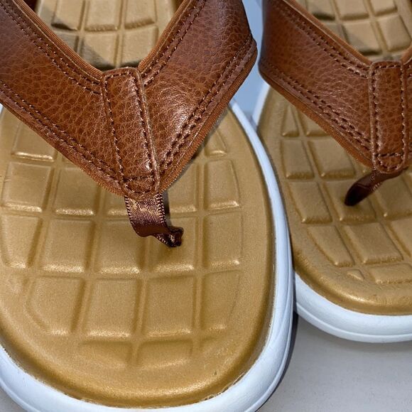 Kenneth Cole Reaction Four Thong Sandals - Picture 2 of 8